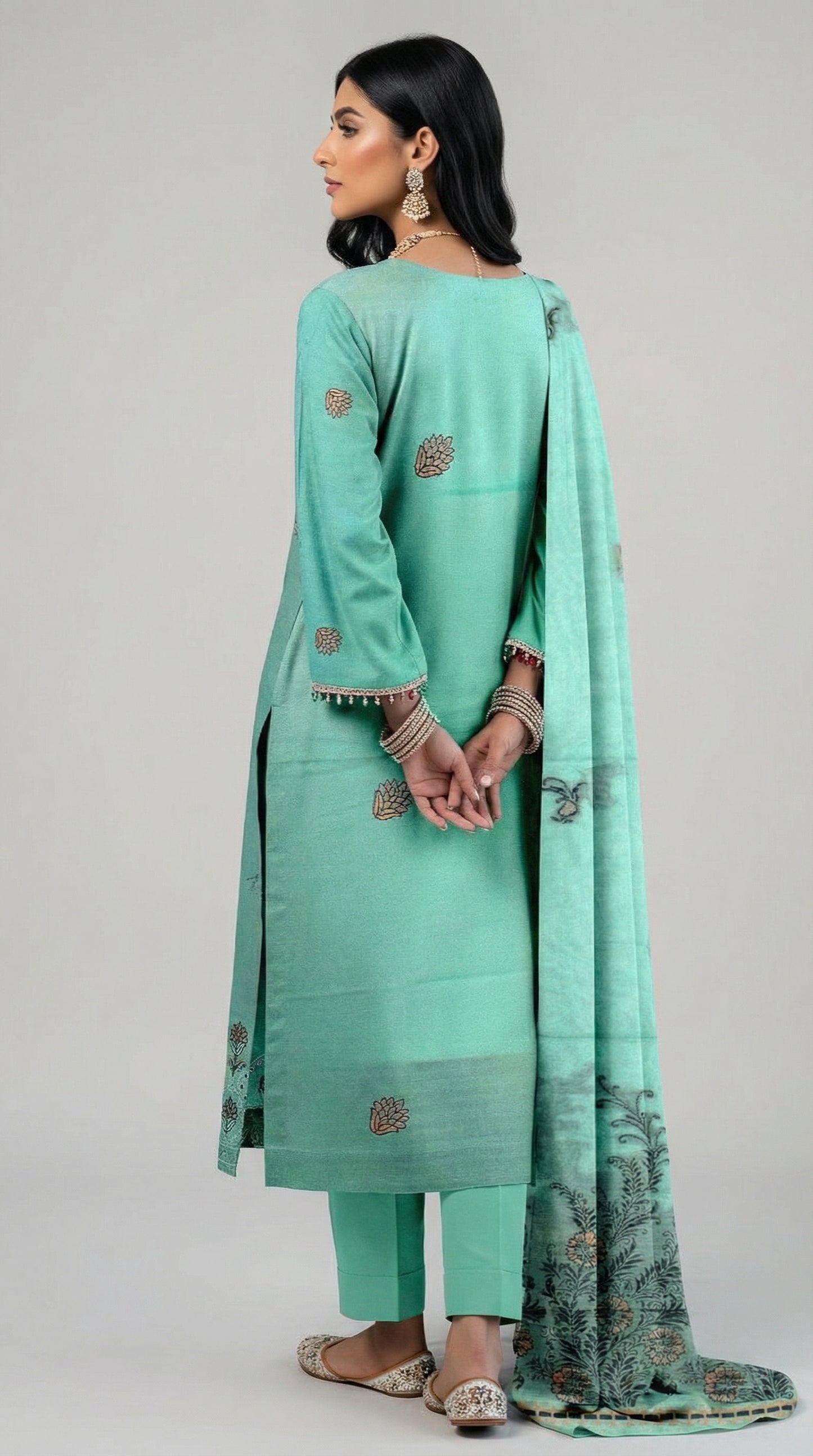 Lawn Bana Dora Fancy Heavy Embroidered And Fancy Jcard Shawl .